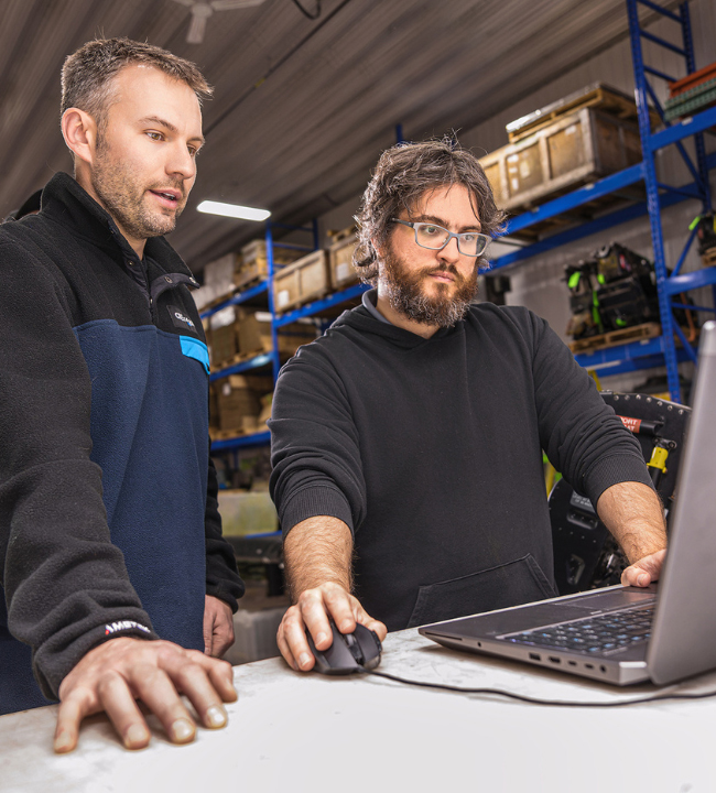 creaform-engineers-working-on-laptop-lortie-aviation-project