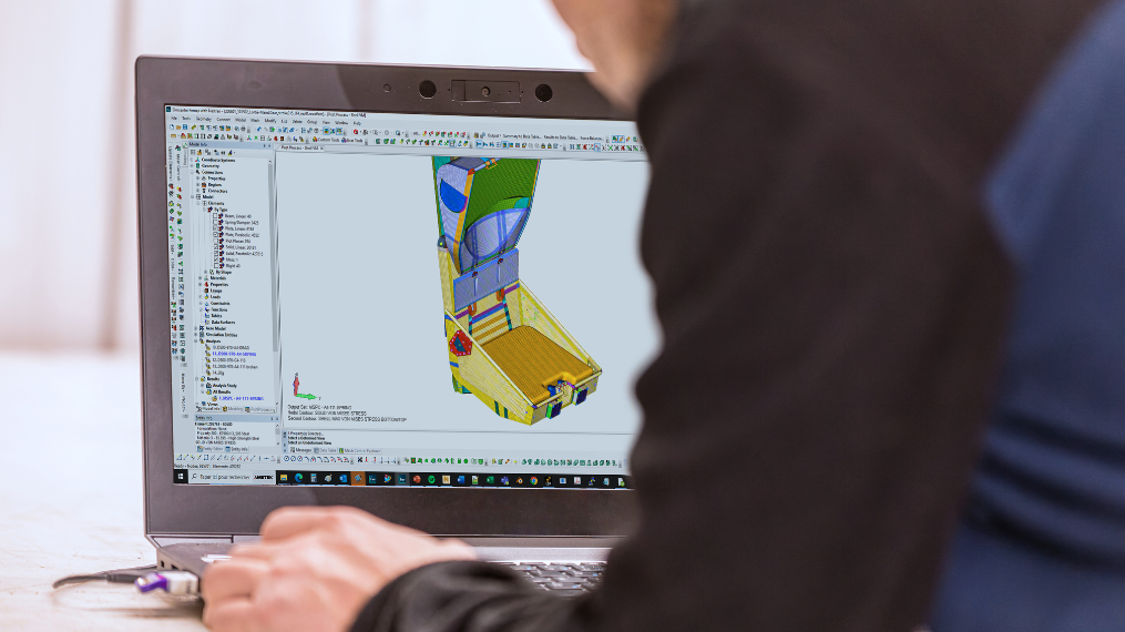 Modèle numérique du siège éjectable affichant une discrétisation.