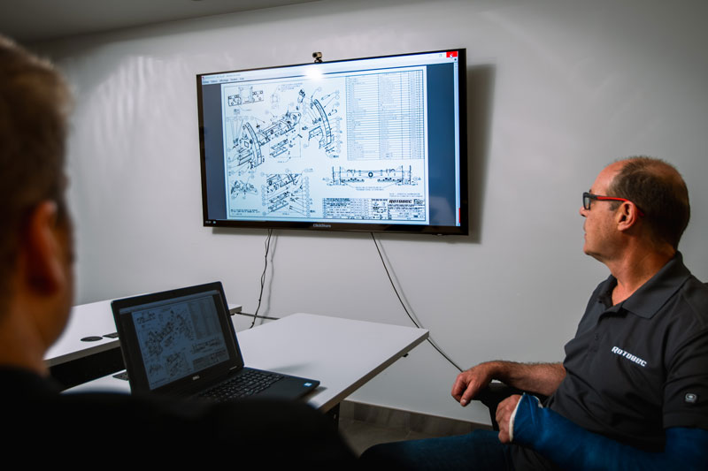 Expert engineers from Creaform Engineering and mechanical engineer from Rotobec reviewing a new grapple design at Rotobec’s HQ.