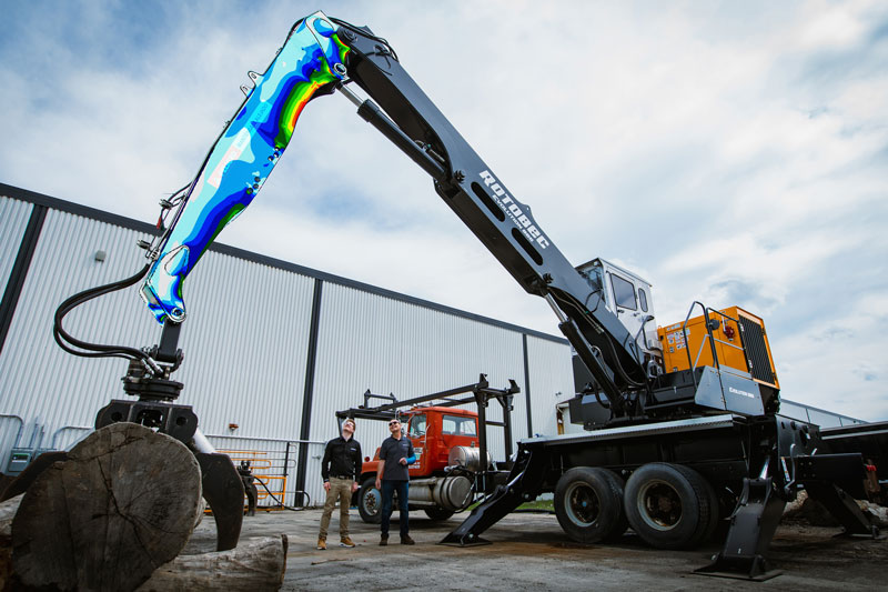 Machineries lourdes, chargeuse diesel, environnement difficile, industrie forestière, grappin, chargeuse à mâchoires articulées, analyse par éléments finis, FEA, tests physiques.